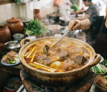 Nước dùng tạo nét riêng cho bún bò Huế ra sao?
